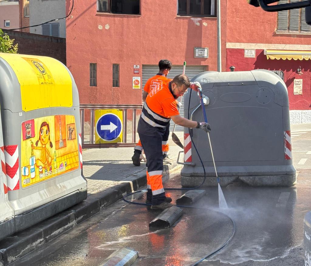 Vilafranca activa el pla especial de neteja amb aigua per millorar l’espai públic durant l’estiu. Ajuntament de Vilafranca