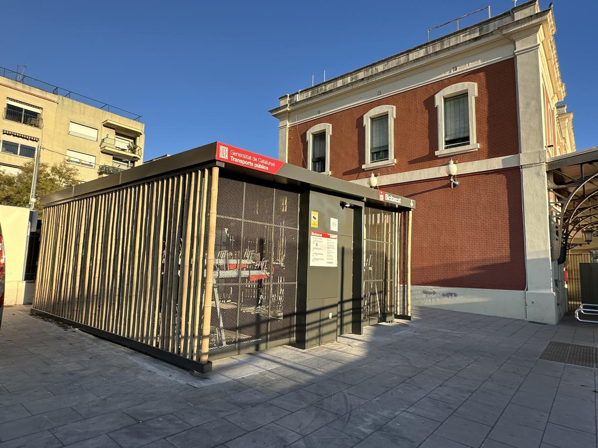 Vilafranca del Penedès estrena un Bicitancat a l’estació de tren per impulsar la mobilitat sostenible. Ajuntament de Vilafranca