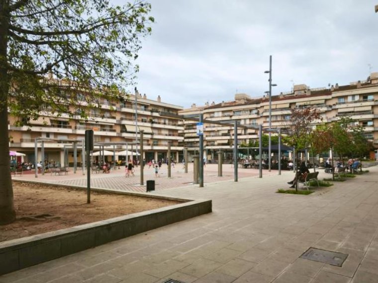 Vilanova i la Geltrú aplica noves mesures a les places de les Cols i Charlie Rivel per afavorir la convivència veïnal. Ajuntament de Vilanova