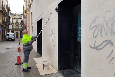 Vilanova i la Geltrú intensifica la neteja de pintades i reclama més civisme. Ajuntament de Vilanova