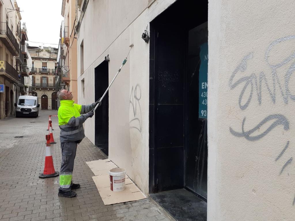 Vilanova i la Geltrú intensifica la neteja de pintades i reclama més civisme. Ajuntament de Vilanova