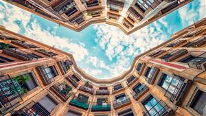 Vista al cel d'habitatges a la ciutat de Barcelona. iStock 