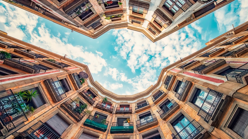 Vista al cel d'habitatges a la ciutat de Barcelona. iStock 