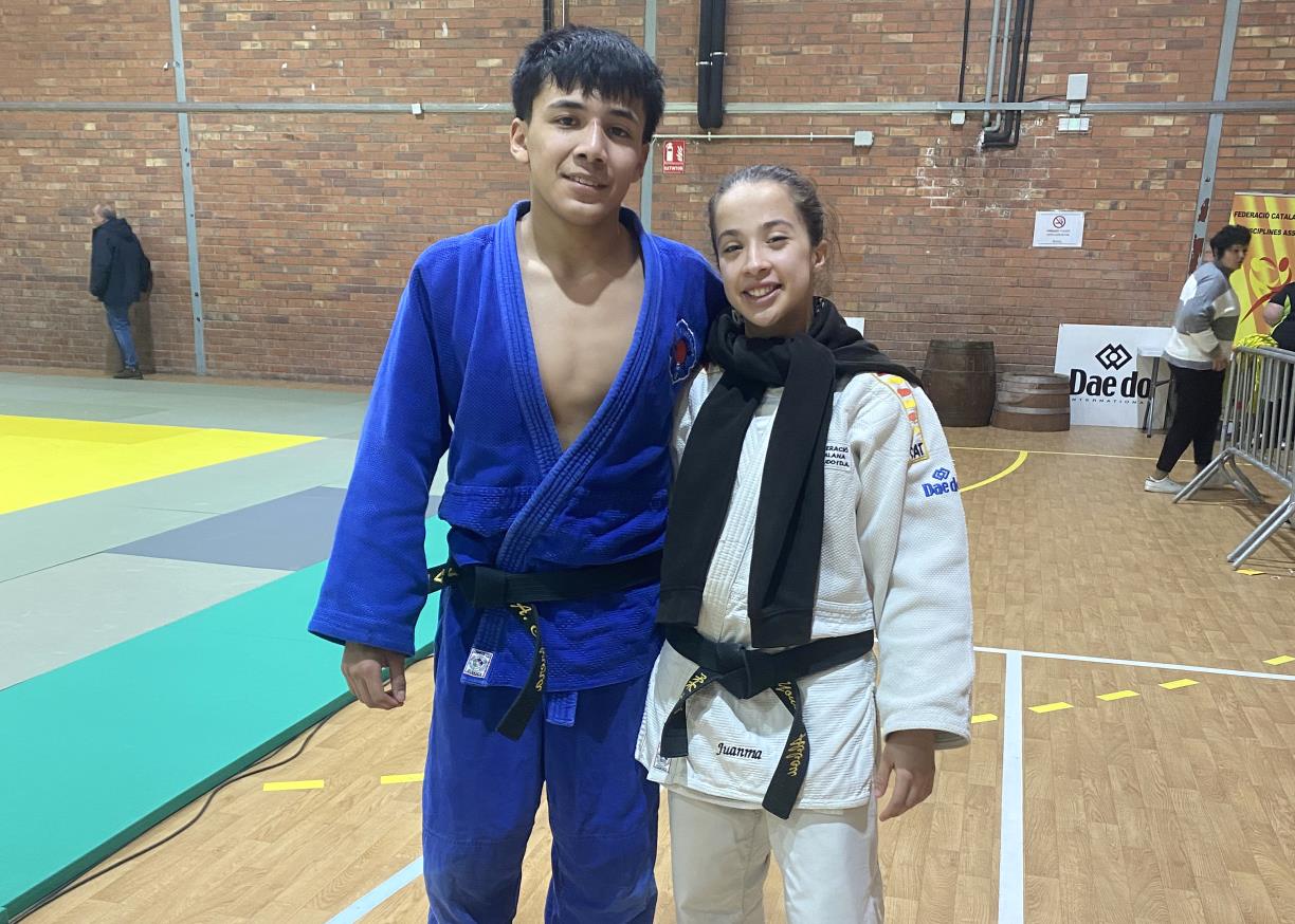 Yousra Abbou i Aaron Cabrera. Eix