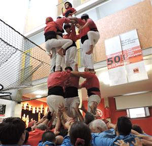 3 de 6 amb el pilar dels Minyons de L'Arboç. Auvi-Vila 