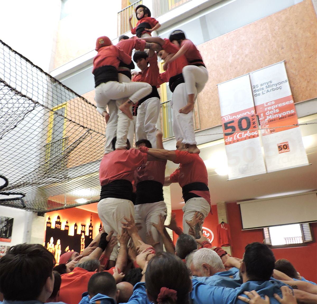3 de 6 amb el pilar dels Minyons de L'Arboç. Auvi-Vila 