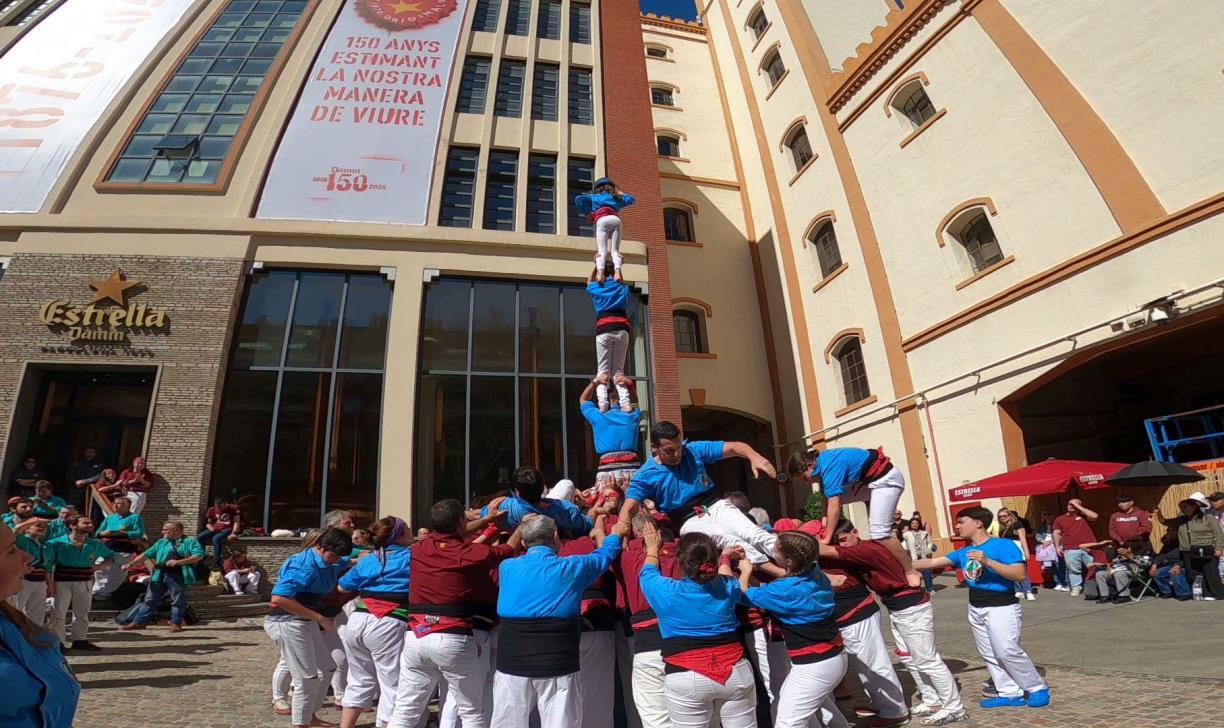 3 de 6 amb l'agulla dels Castellers del Foix de Cubelles . Eix