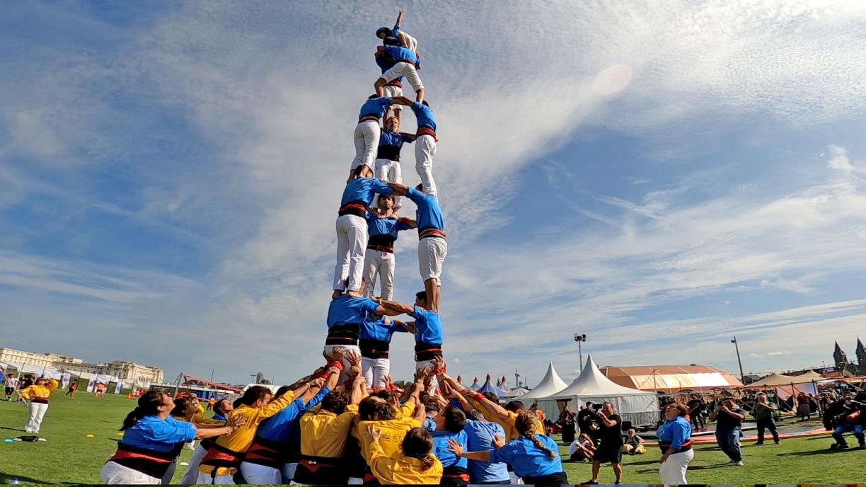 3d7 dels Castellers del Foix al festival ManiFiesta 2026. Eix