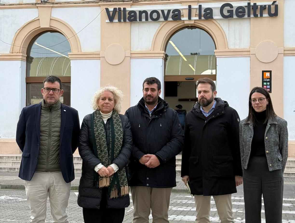 Jaume Casañas, Mònica Gallardo, Albert Bonet, Gerard Figueres i Montse Ortiz davant l'estació de Vilanova