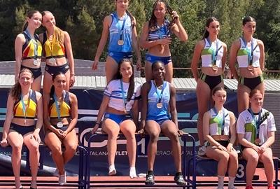 A la drerta l'equip Sub-18 femení format per Martina Chaboye, Adriana Curto, Greta Guinovart i Ona Garcia. Eix