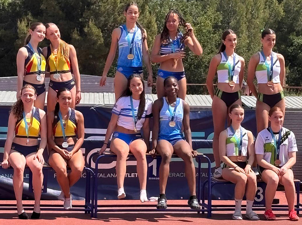 A la drerta l'equip Sub-18 femení format per Martina Chaboye, Adriana Curto, Greta Guinovart i Ona Garcia. Eix