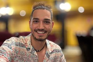 Aaron Vellarino. Eix