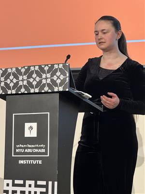 Abu Dhabi convida Laura Farré Rozada a explicar la seva tesi sobre música i matemàtiques. EIX