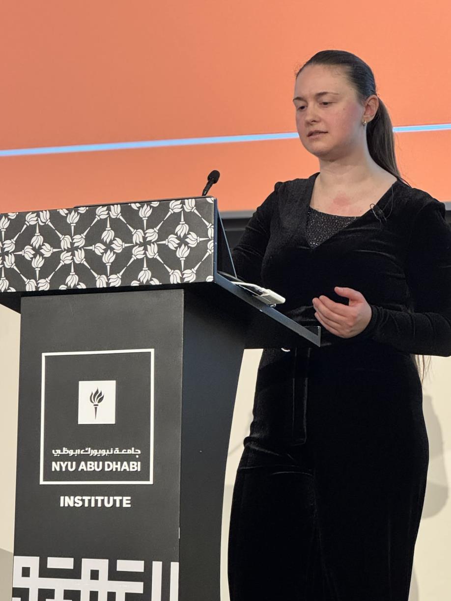 Abu Dhabi convida Laura Farré Rozada a explicar la seva tesi sobre música i matemàtiques. EIX