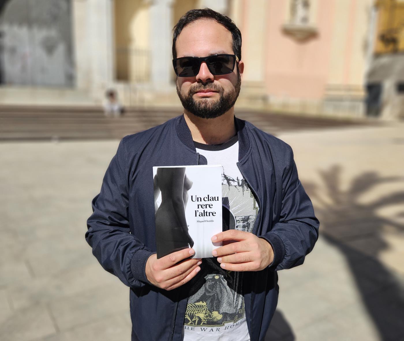 Miquel Florido presenta la novel·la eròtica Un clau rere l’altre