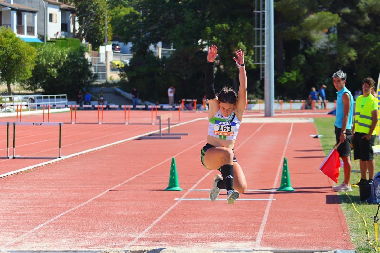 Agnès Calvo, subcampiona de Catalunya Sub-16 en Triple Salt . Eix
