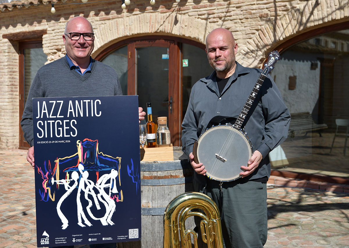 Albert Oliver-Rodés i Joan Pinós amb el cartell de la 13a edició del Jazz Antic Sitges . Eix
