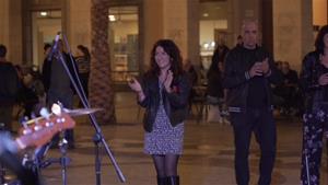 AMA es presenta a Vilanova amb un concert sorpresa que uneix música, comerç local i ciutat