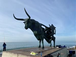 Apareixen pintades a la Pasífae, una de les escultures més emblemàtiques de Vilanova i la Geltrú