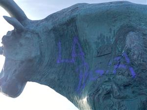 Apareixen pintades a la Pasífae, una de les escultures més emblemàtiques de Vilanova i la Geltrú. Marc Sánchez Gómez