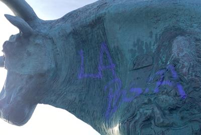 Apareixen pintades a la Pasífae, una de les escultures més emblemàtiques de Vilanova i la Geltrú. Marc Sánchez Gómez