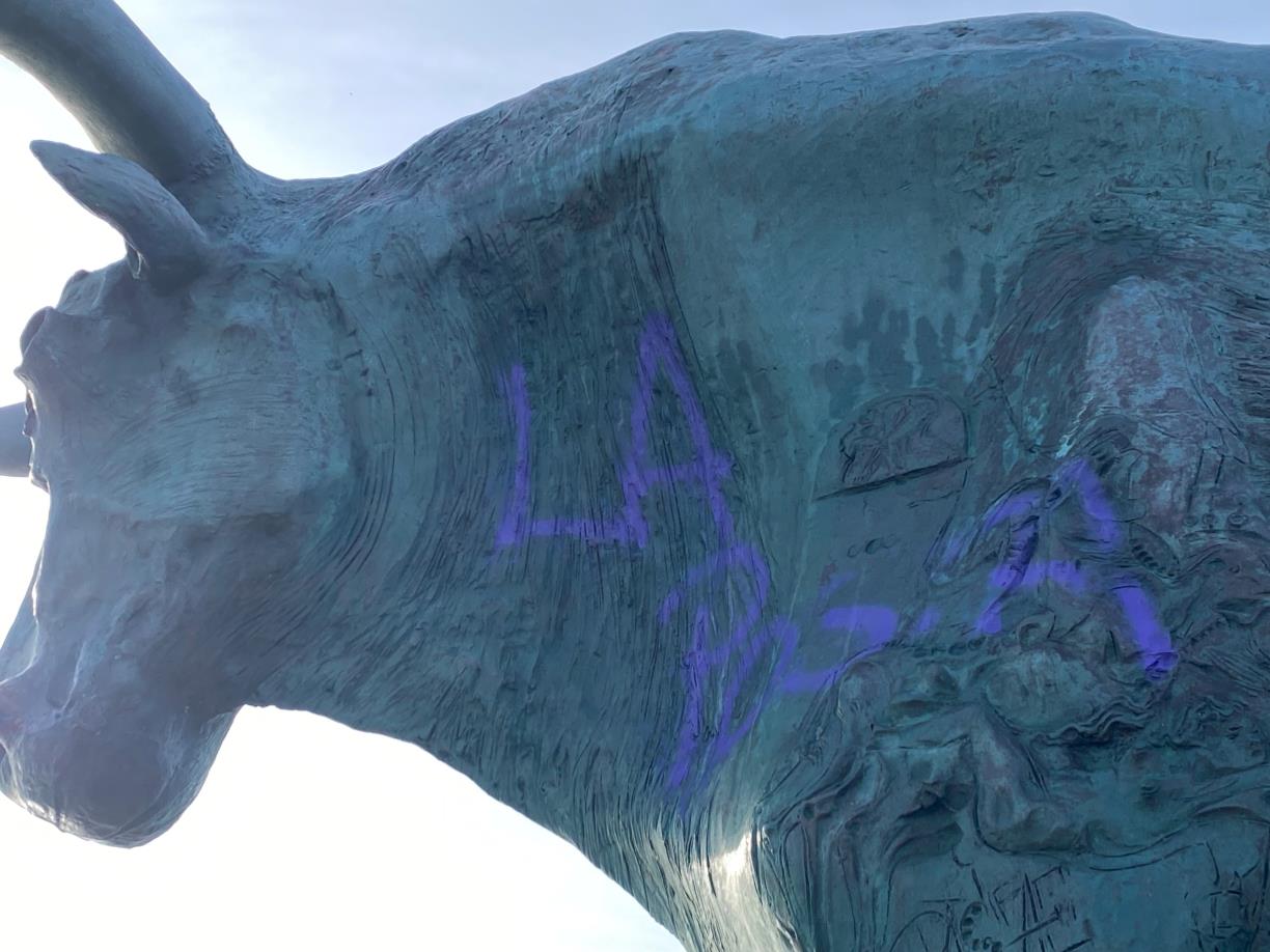Apareixen pintades a la Pasífae, una de les escultures més emblemàtiques de Vilanova i la Geltrú. Marc Sánchez Gómez