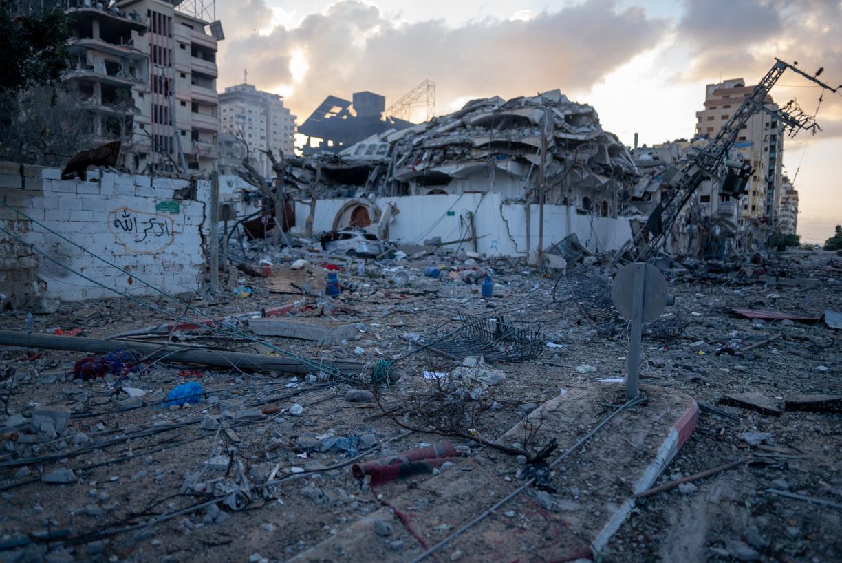 Àrea destruïda a causa dels atacs aeris de les forces de defensa israelianes al veïnat d'Al-Remal, al centre i l'oest de Gaza. ACN