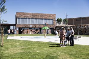 Avinyonet del Penedès inaugura la nova piscina d’estiu i les pistes de pàdel . Ajuntament d'Avinyonet