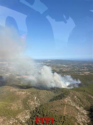 Bombers estabilitza l’incendi forestal de Castellví de la Marca. Bombers