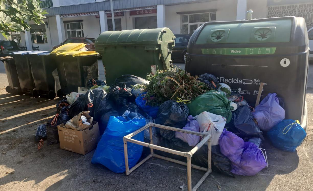 Brossa al costat dels contenidors als carrers del Vendrell. Eix