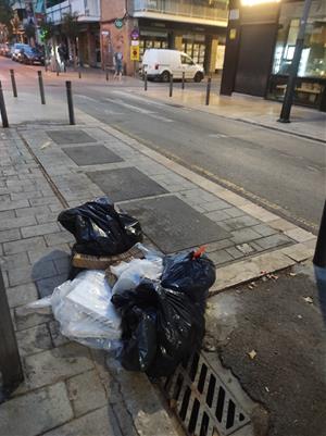 brossa al terra i a les papereres del carrer Francesc Macià