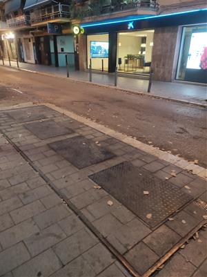 brossa al terra i a les papereres del carrer Francesc Macià