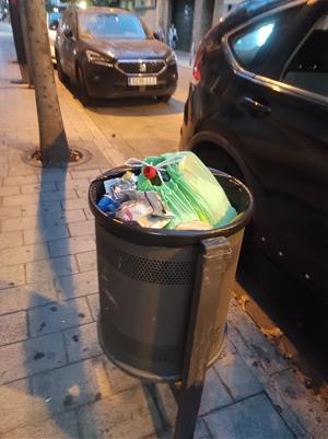 brossa al terra i a les papereres del carrer Francesc Macià