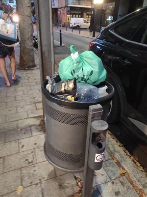 brossa al terra i a les papereres del carrer Francesc Macià