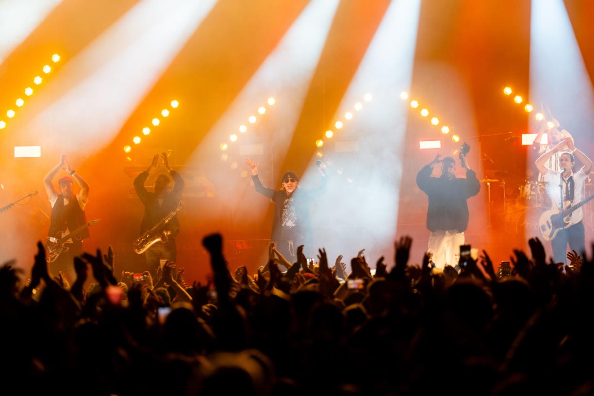 Buhos en el concert al poble Espanyol en el marc de la gira de commemoració dels seus 20 anys d'història. ACN / Joan Mateu Parra