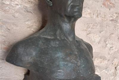Bust escultòric de Josep Font i Gumà inaugurat l’11 de novembre de 1923, situat al porxo del Castell de la Geltrú. Autor: Damià Torrents.. EIX
