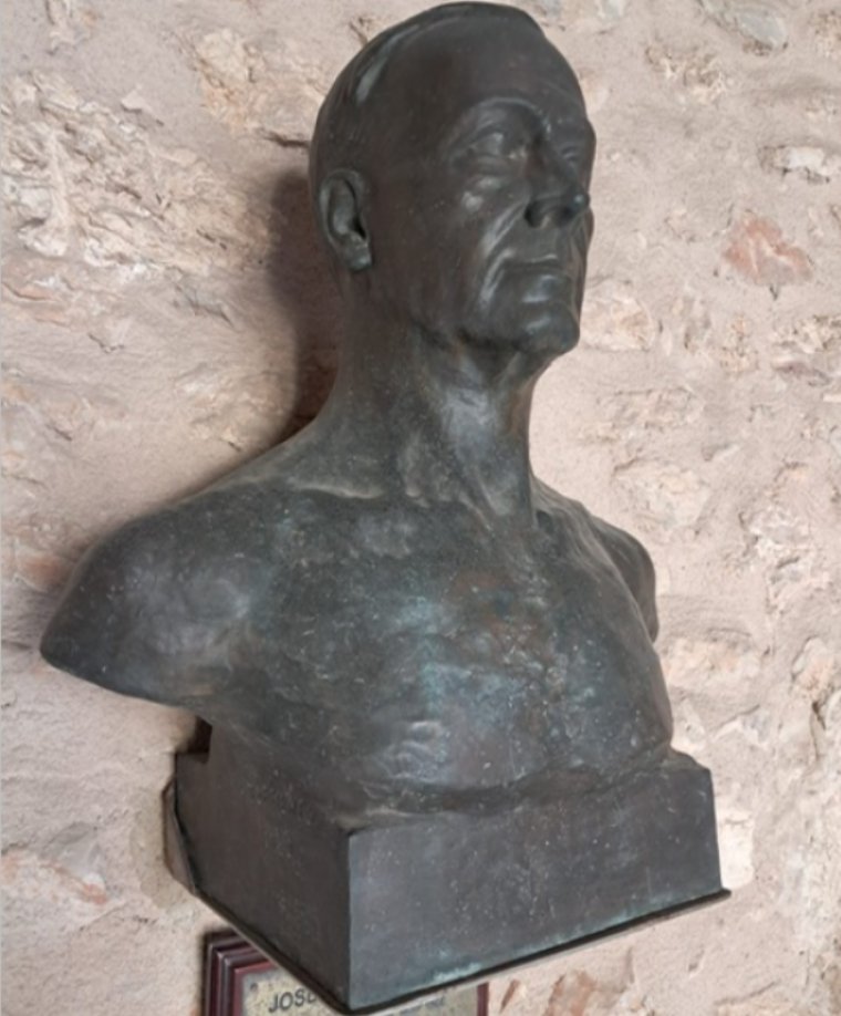 Bust escultòric de Josep Font i Gumà inaugurat l’11 de novembre de 1923, situat al porxo del Castell de la Geltrú. Autor: Damià Torrents.. EIX