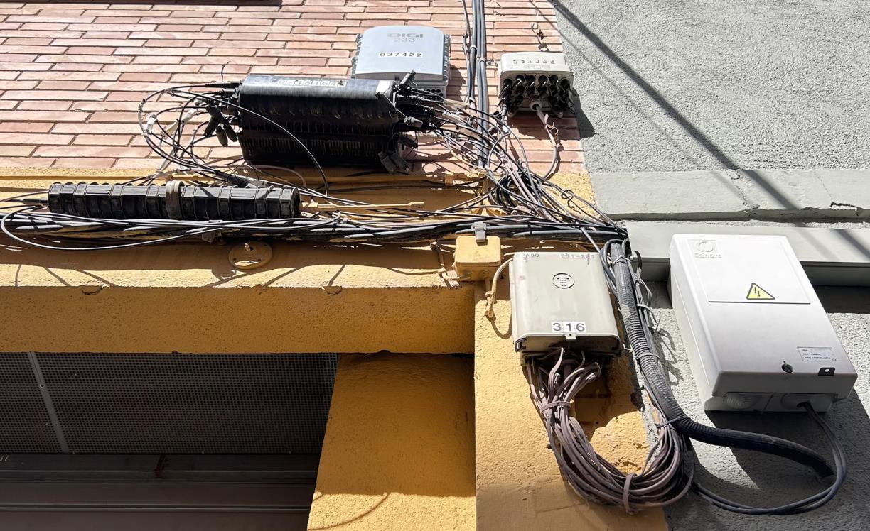 Cablejat a les façana. Eix