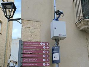 Càmera de videovigilància al centre del Vendrell . Eix