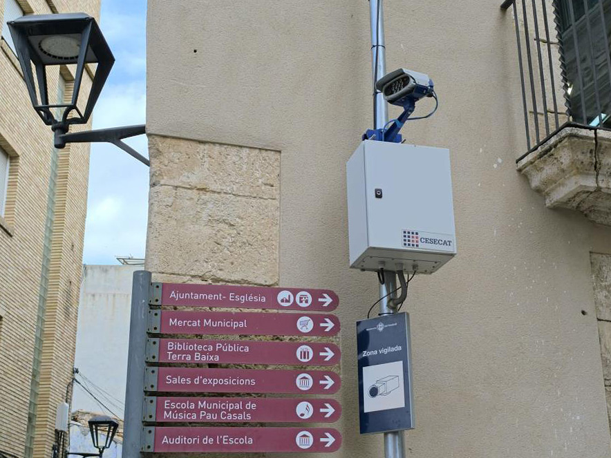 Càmera de videovigilància al centre del Vendrell . Eix