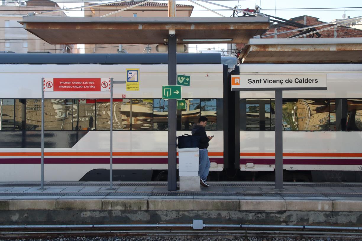 Caos a Sant Vicenç de Calders en la represa del servei ferroviari. ACN