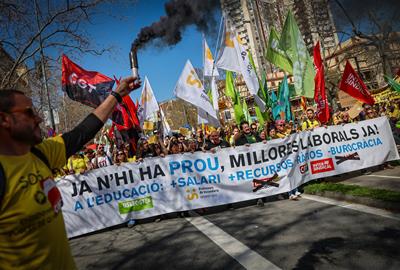Capçalera de la manifestació del sector educatiu a Barcelona, sota el lema 'Ja n'hi ha prou, millores laborals ja!'. ACN