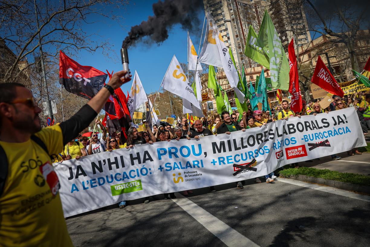Capçalera de la manifestació del sector educatiu a Barcelona, sota el lema 'Ja n'hi ha prou, millores laborals ja!'. ACN