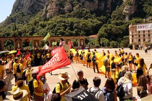 Centenars de docents del Penedès es concentren a Montserrat i bloquegen l'accés a la basílica. ACN