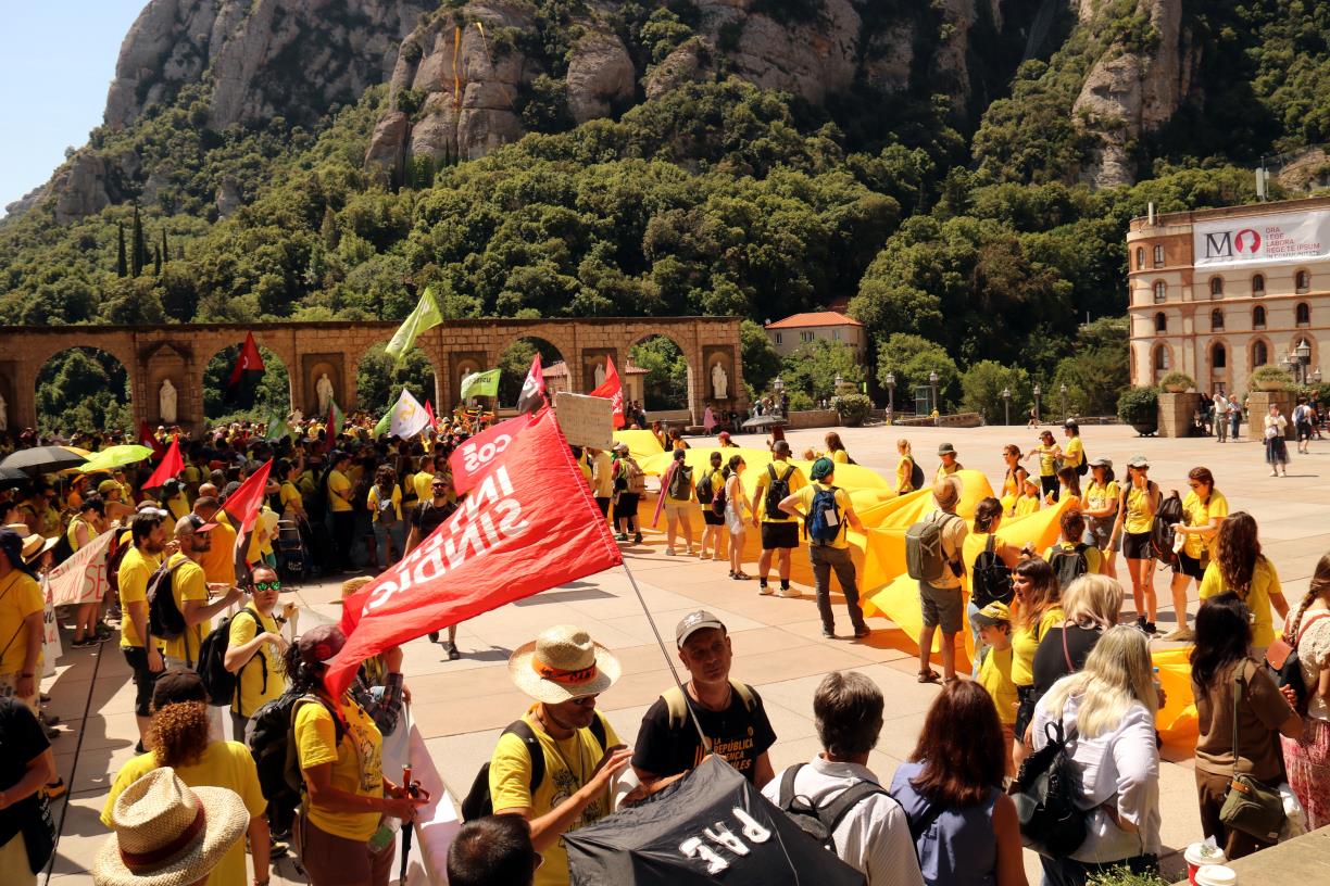 Centenars de docents del Penedès es concentren a Montserrat i bloquegen l'accés a la basílica. ACN