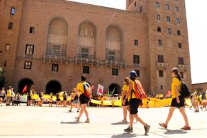 Centenars de docents del Penedès es concentren a Montserrat i bloquegen l'accés a la basílica