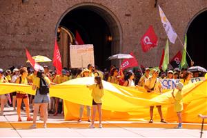 Centenars de docents del Penedès es concentren a Montserrat i bloquegen l'accés a la basílica