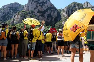 Centenars de docents del Penedès es concentren a Montserrat i bloquegen l'accés a la basílica