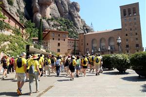Centenars de docents del Penedès es concentren a Montserrat i bloquegen l'accés a la basílica
