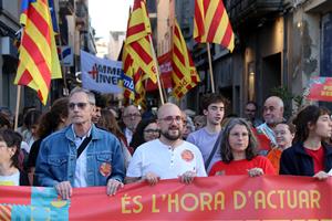 Centenars de persones defensen el català a Igualada a la manifestació de Sant Jordi per la Llengua. ACN